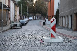 Ostrůvky v&nbsp;Třebízského ulici – řešení pro zklidnění dopravy i&nbsp;dešťovou vodu