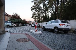 Ostrůvky v&nbsp;Třebízského ulici – řešení pro zklidnění dopravy i&nbsp;dešťovou vodu