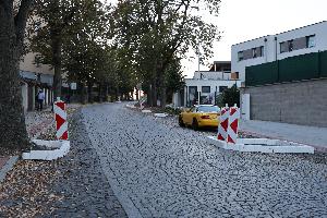 Ostrůvky v&nbsp;Třebízského ulici – řešení pro zklidnění dopravy i&nbsp;dešťovou vodu