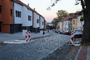 Ostrůvky v&nbsp;Třebízského ulici – řešení pro zklidnění dopravy i&nbsp;dešťovou vodu