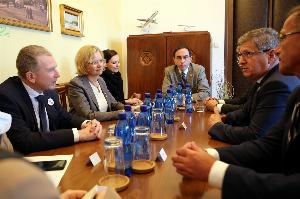 Diplomatická delegace v Roudnici navštívila ukrajinské uprchlíky